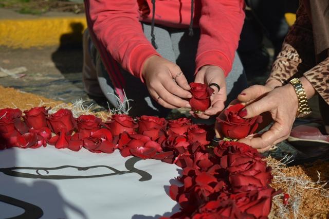 Além de serragem, flores também foram usadas na montagem dos tapetes (Foto: Thaís Lauck)