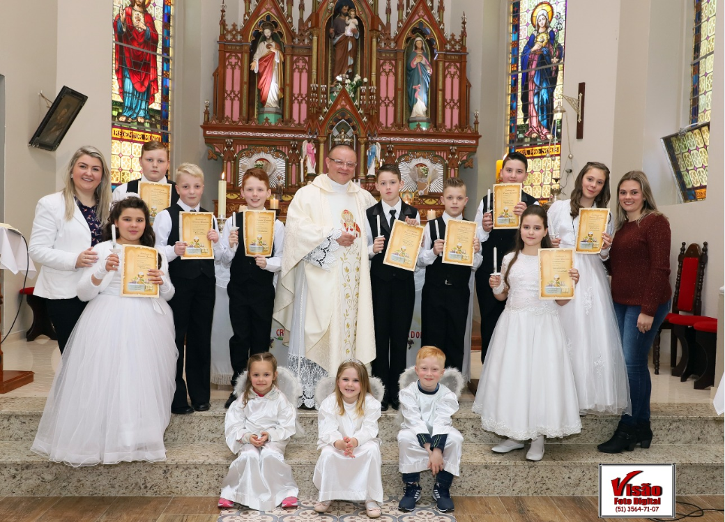 Padre César com a crianças e as catequistas