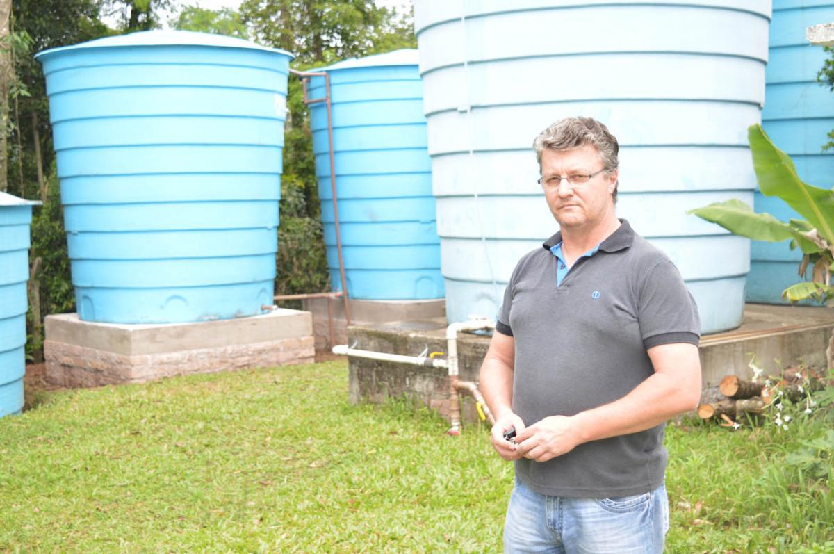 Rogério, da Saad, destaca que reservatórios comportam 250 mil litros de água, que são distribuídos a 570 endereços