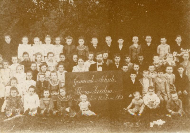 Foto registrada, em 1905, com descendentes de imigrantes em escola (Fonte: Governo RS / Fotos: Divulgação)