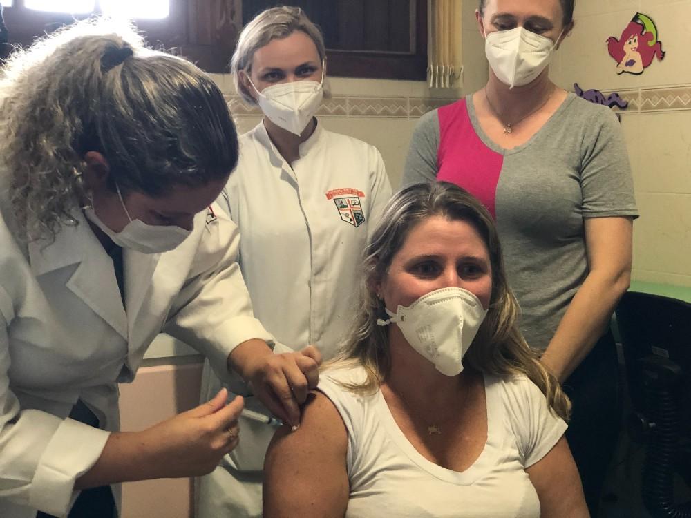 Técnica de enfermagem Vânia Marisa Sturm foi a primeira vacinada no município