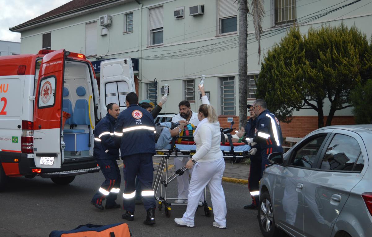 Acidente ocorreu em frente ao Hospital São José