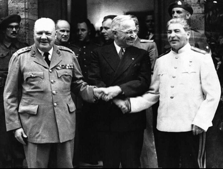 Churchill, Roosevelt e Stalin comandaram a reação contra Hitler