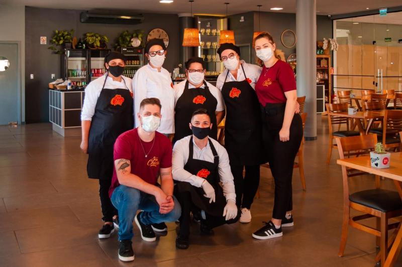 Claudia, Ivete, Andrea, Vivia, Luana (em pé), Augusto e Cristiano (agachados) formam a equipe do Seu Chico Restaurante, inaugurado no dia 14 de abril
