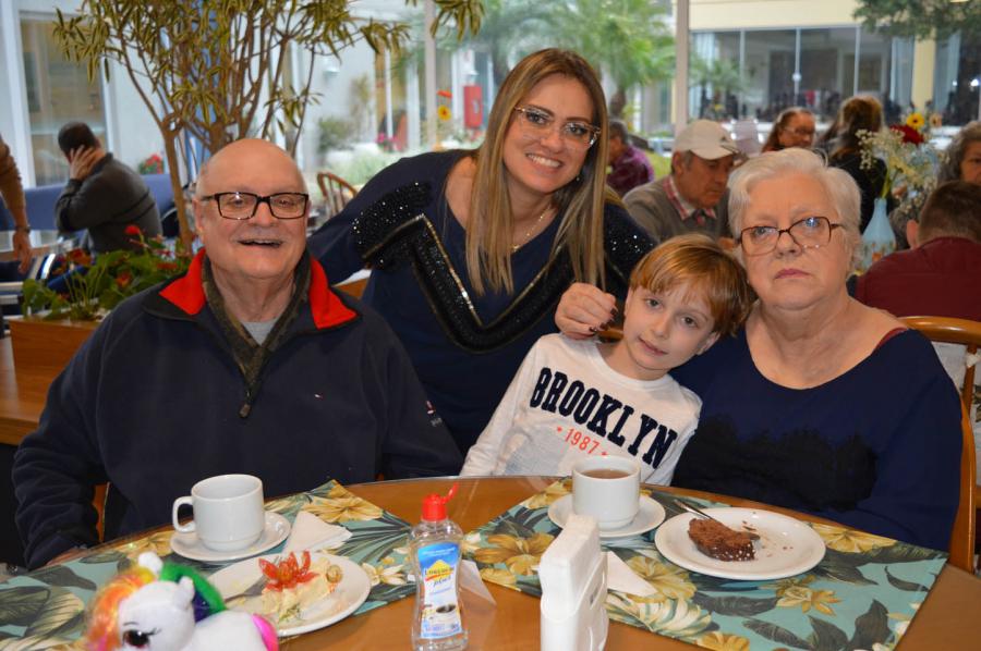 Cláudio, Gabriela, o pequeno Vicenzo e a avó Marlene Battaglia