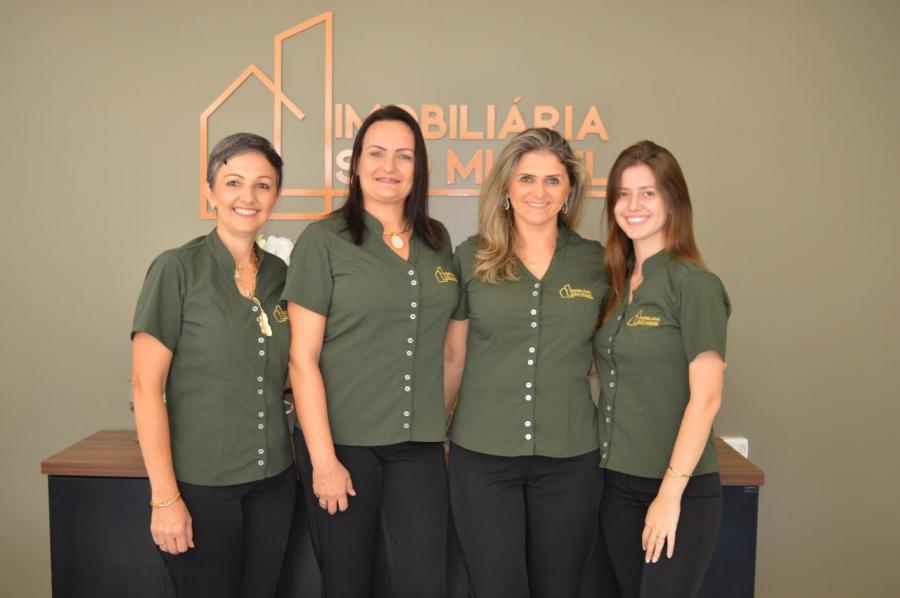 Equipe da Imobiliária São Miguel: Janete, Carin, Simone e Vitória