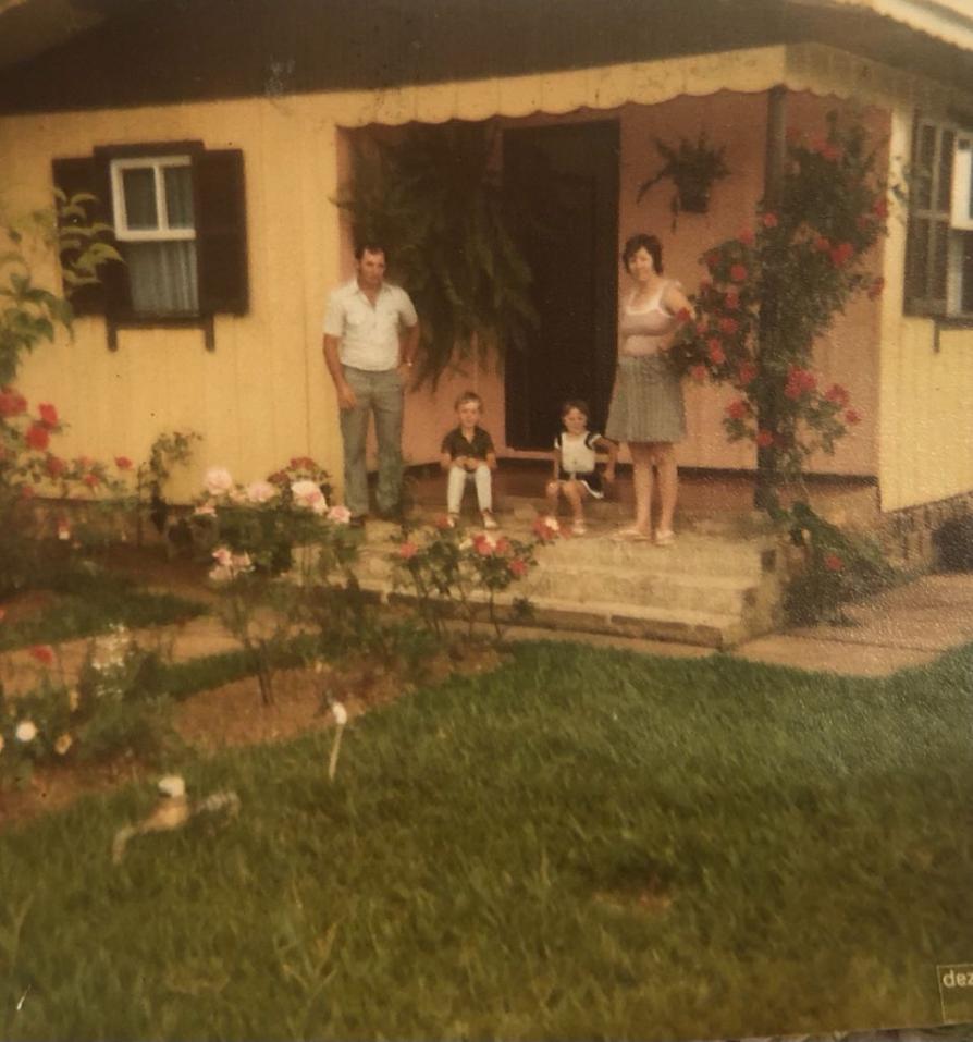 Família Wagner em uma foto antiga na sua casa