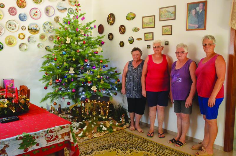 Elisa, Heloísa, Christina e Beatriz montaram o pinheiro na sala de casa, cultivando lembranças de mais de 70 anos