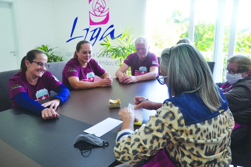 Doação do valor foi realizada na sede da Liga Feminina de Combate ao Câncer 
