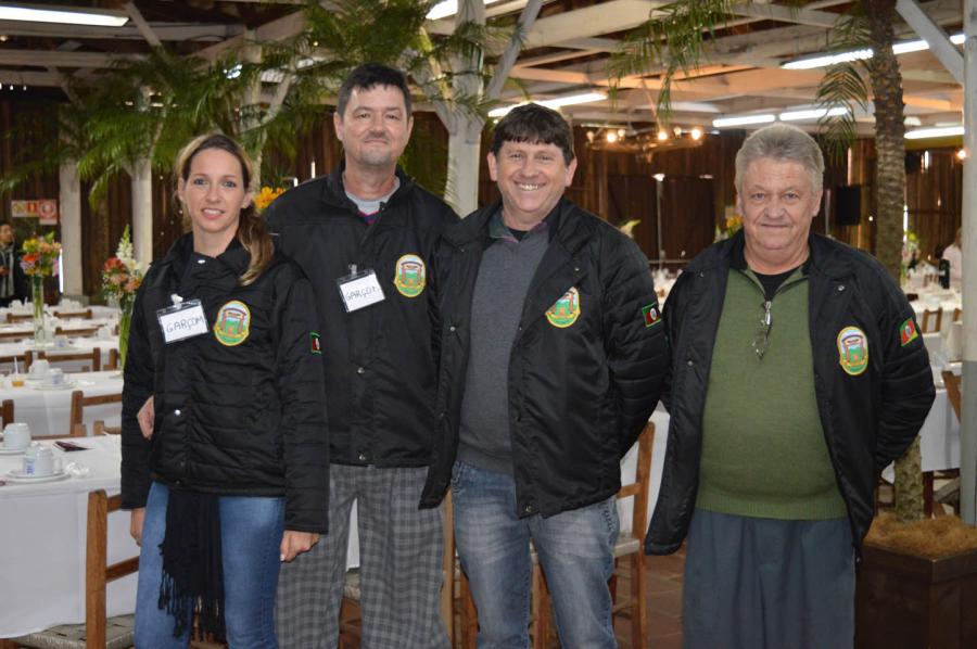 Iara, Carlos, Paulo e Patrão Olídio, da ACTG Portal da Serra, também ajudaram no evento