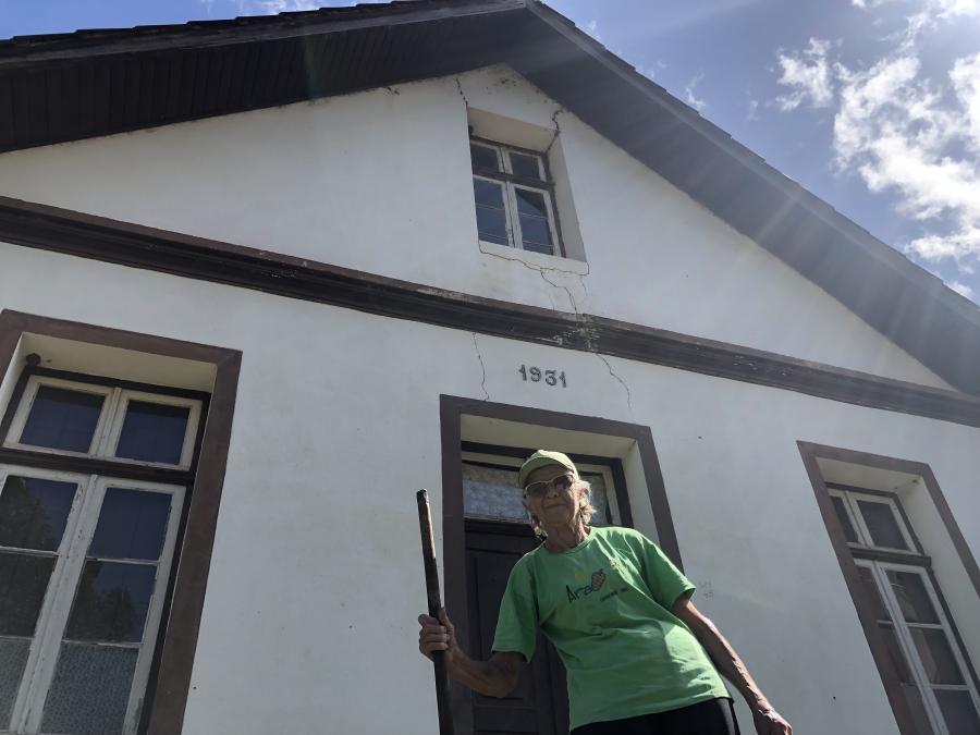 Leoni Auler Scherer contando as histórias de vida em frente a sua residência