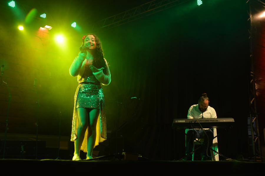 Luiza Barbosa interpretou os hinos Nacional e Rio-Grandense