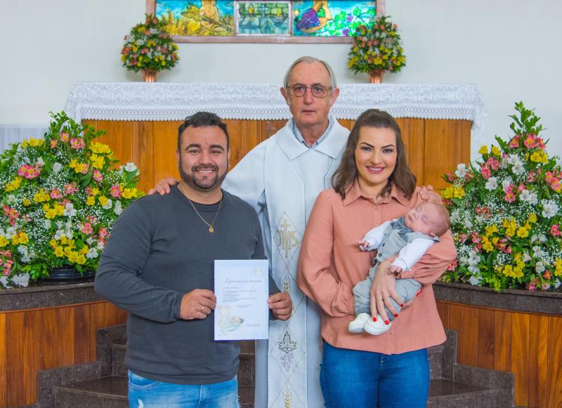 Margarete Fátima Lang e Alexandre do Amaral com o filho Heitor, que foi batizado no dia 28 de maio na Igreja Matriz de Dois Irmãos (Leonardo Boufleur Fotografias)