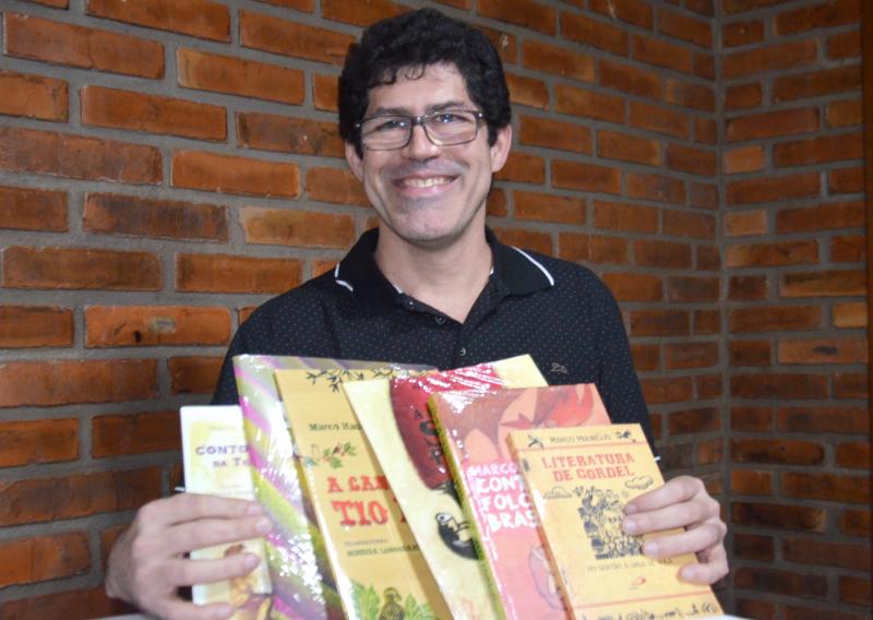 Marco Haurélio é poeta popular, editor e folclorista