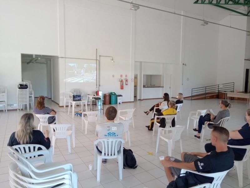 Desporto esteve reunido com as escolas no dia 13 (Foto: Divulgação / PMDI)