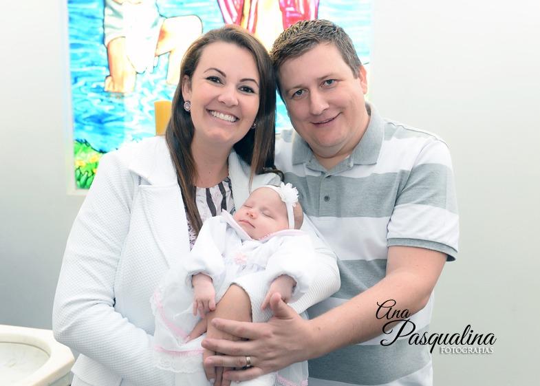 Os pais Ana Caroline e Evandro Birk e a pequena Marina, em registro especial durante celebração do batizado