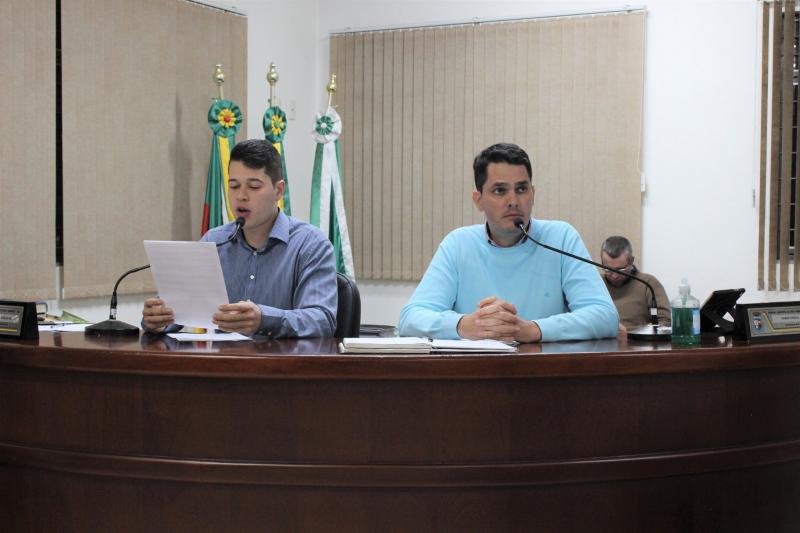 Secretário Ederson Bueno (MDB) e presidente Ramon (Foto: Divulgação / Câmara)