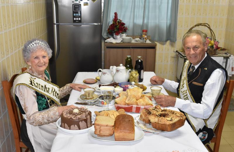Rei e Rainha do Kerb de São Miguel, Darcy e Lori Engelmann, com sua típica mesa de café colonial (Foto: Divulgação / PMDI)
