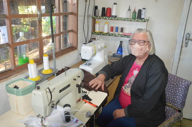 Irma Selch está em busca de ajuda para a costura das peças