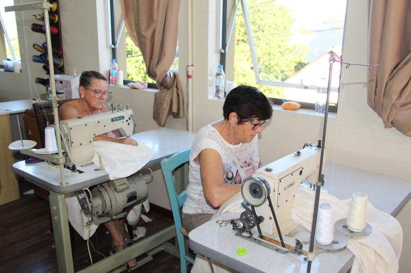 Voluntários do Hospital costuram roupas de cama para vítimas das enchentes