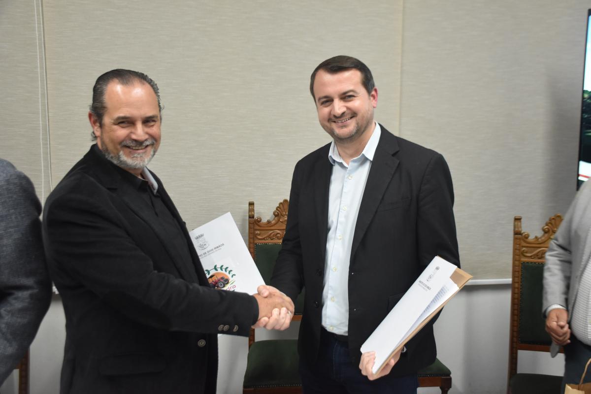 Prefeito Jerri (à direita) com CEO da Mahindra Brasil, Jak Torretta Jr: Empresa de tratores terá nova planta industrial no município, com investimento inicial de R$ 55 milhões (Foto: Divulgação 