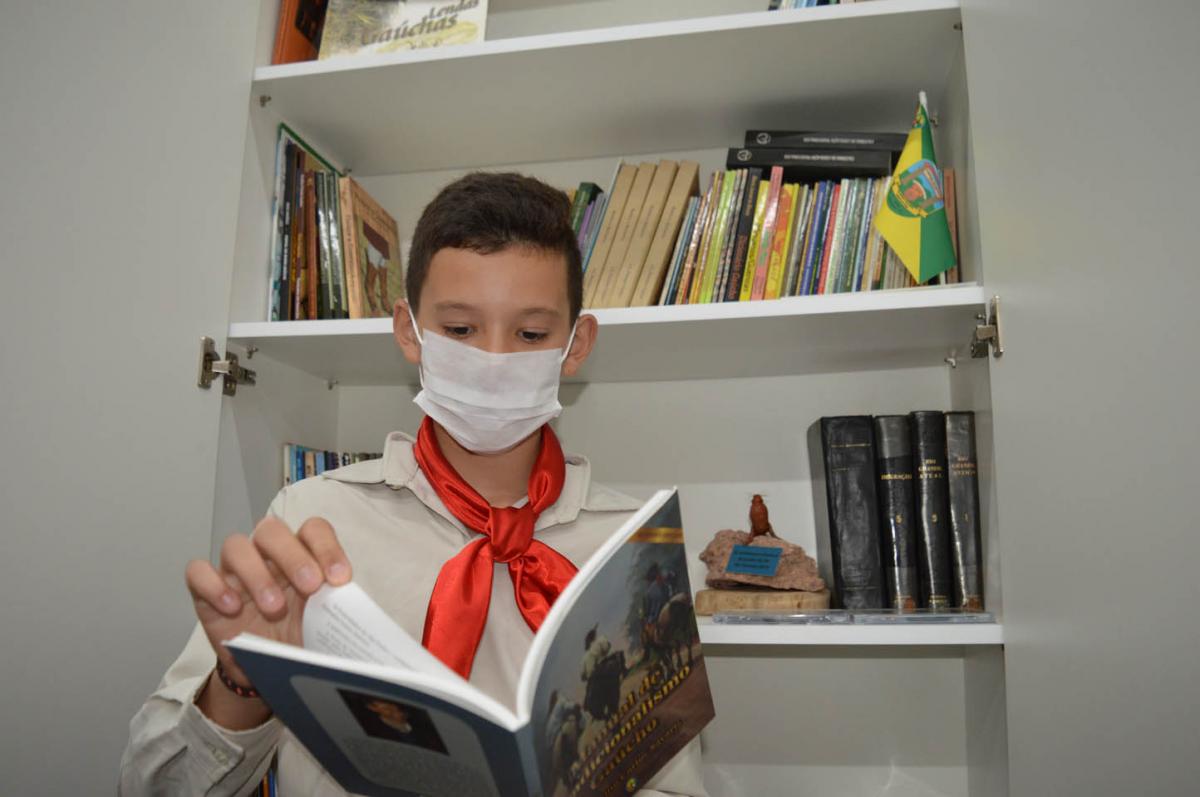 Além das oficinas, entidade criou uma biblioteca, que também será aberta aos munícipes. Na foto, Rodrigo Frohlich Grings, de 11 anos