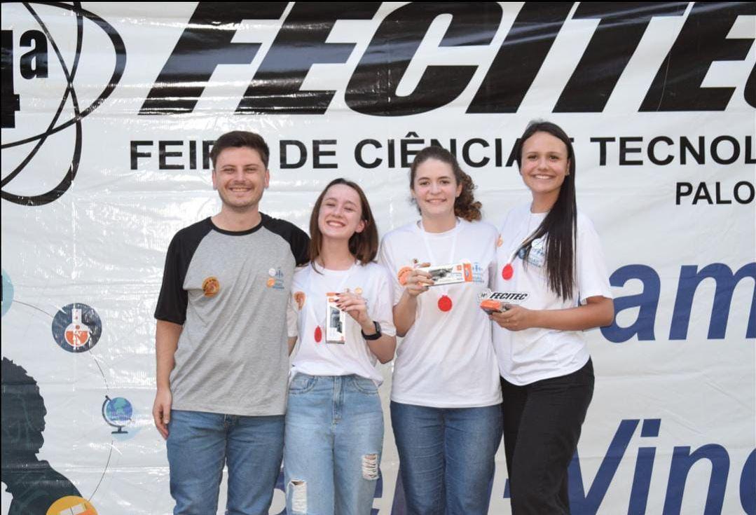 Professor Augusto Blume com as alunas Maísa, Marina e Thamiris (Foto: Divulgação)