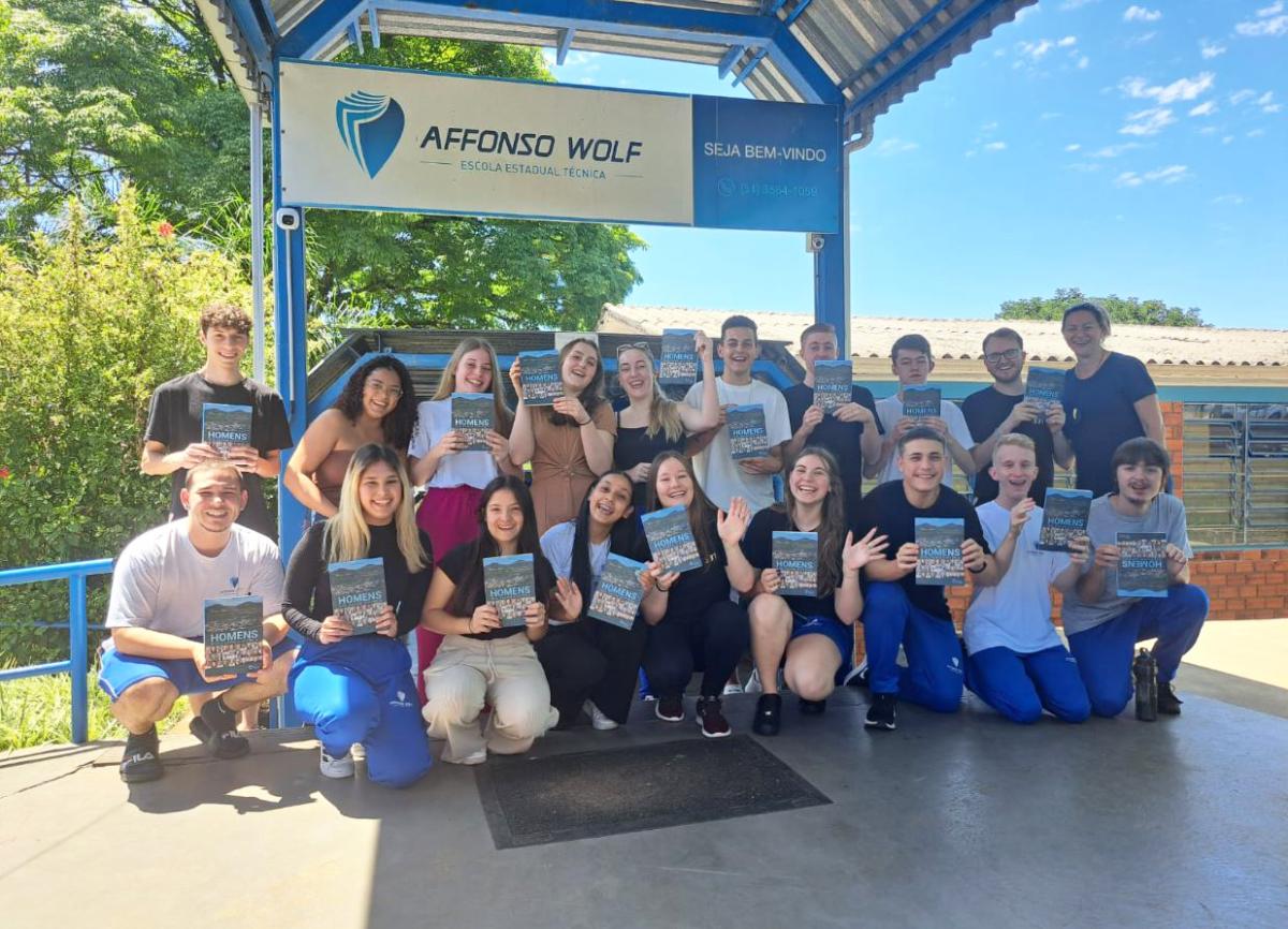 Turma com o livro em mãos