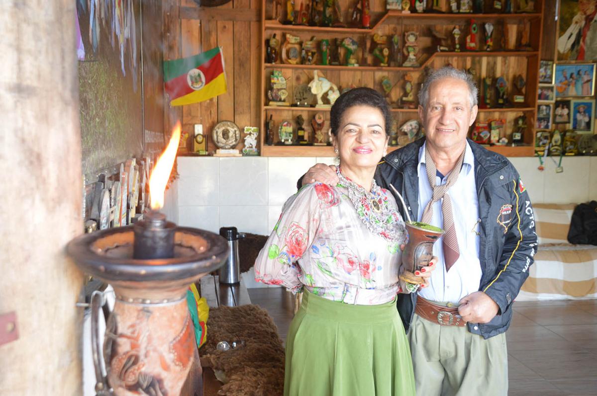 Rosa e Joaquim Goulart mantém centelha da Chama Crioula acesa no galpão de casa