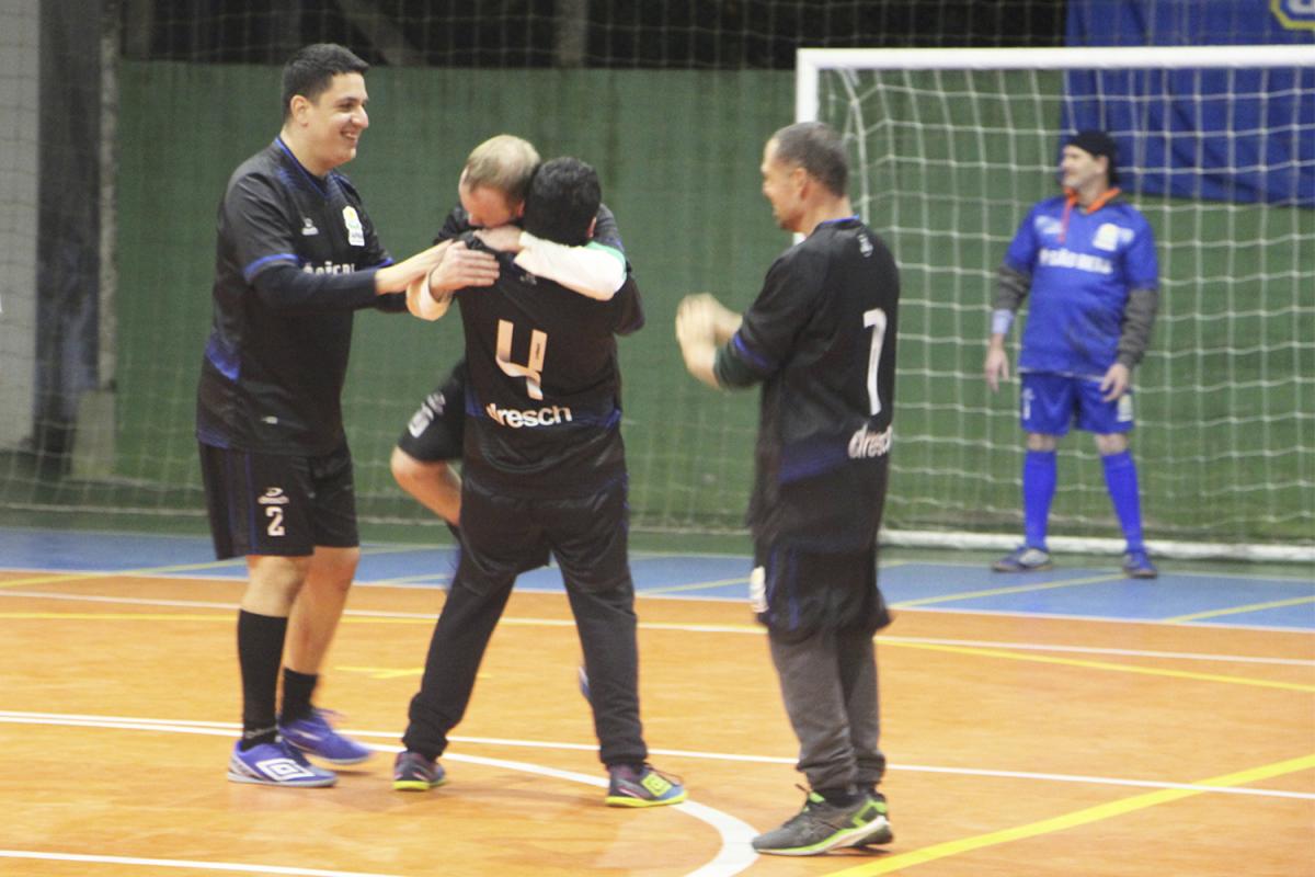 Muita comemoração dos atletas da APAE em quadra