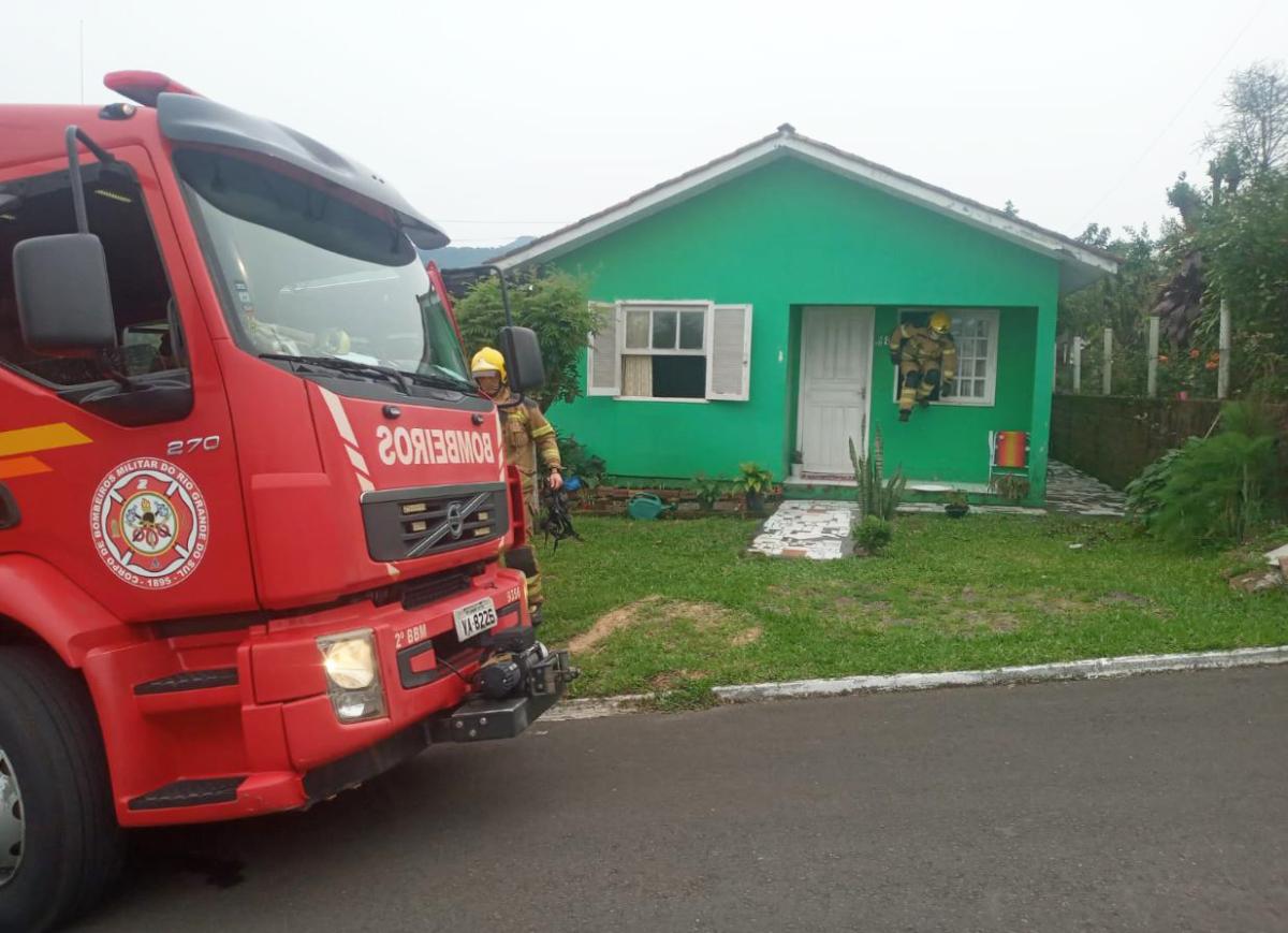 Socorristas acessaram a casa pela janela