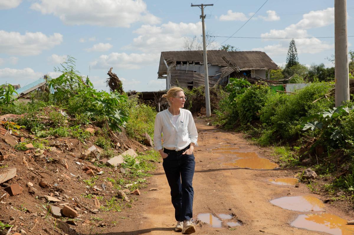 Atriz caminhou entre as ruínas no bairro Passo de Estrela, em Cruzeiro do Sul (Fonte: O Globo – GZH / Fotos: Divulgação ACNUR)