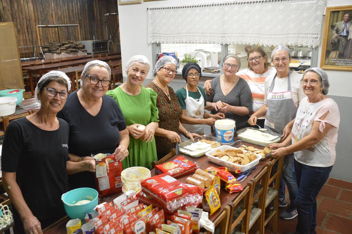 Divididas em grupos, voluntárias montaram as tortas nesta quinta e sexta-feira