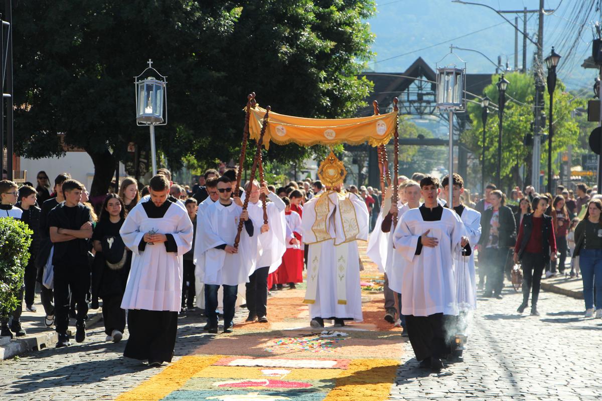 Missa e procissão lotaram o Centro de Dois Irmãos