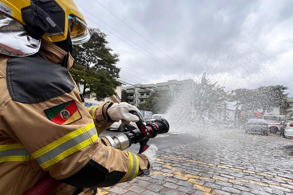 Treinamento contra fogo realizado pelos bombeiros (Foto: Divulgação / Bombeiros)