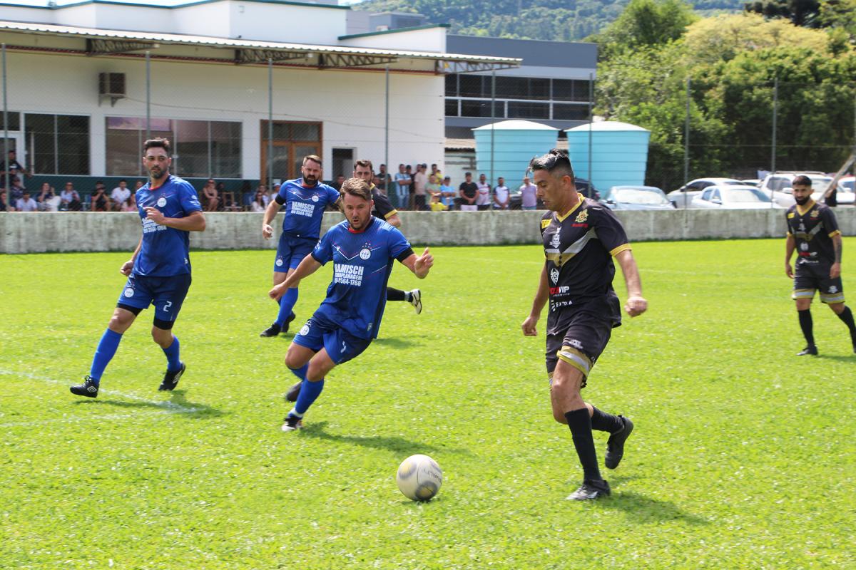 Amigos da Bola garantiu a vaga no primeiro jogo de sábado