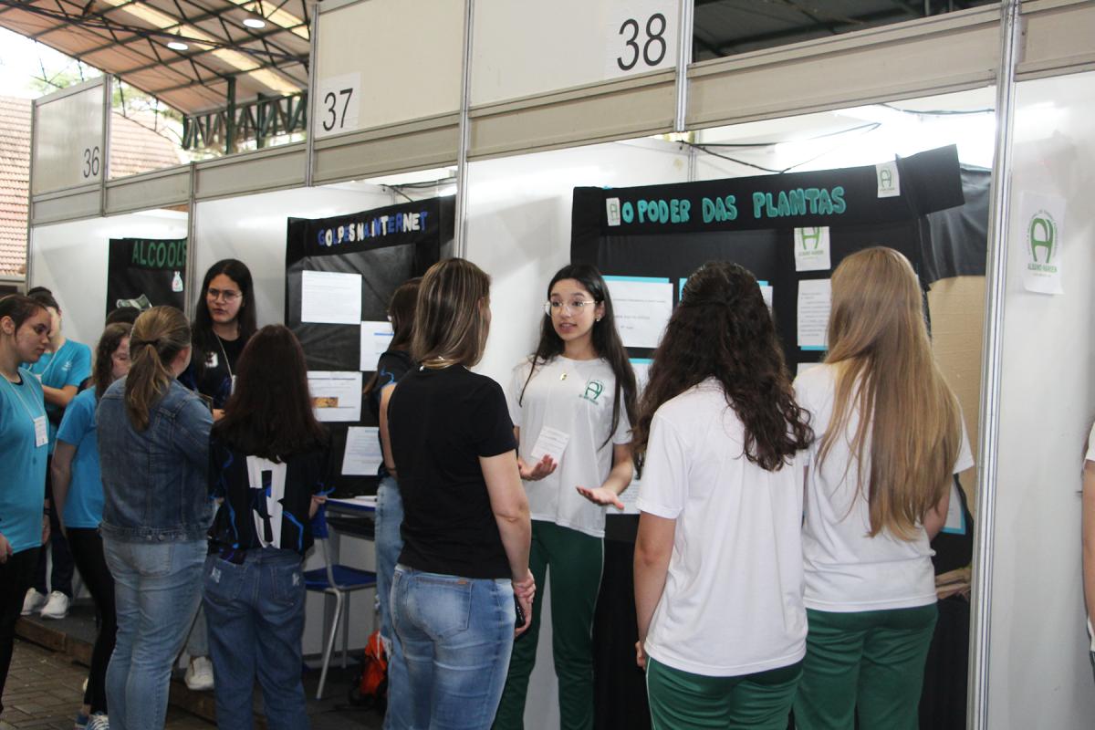 Evento reúne 42 projetos de 15 escolas