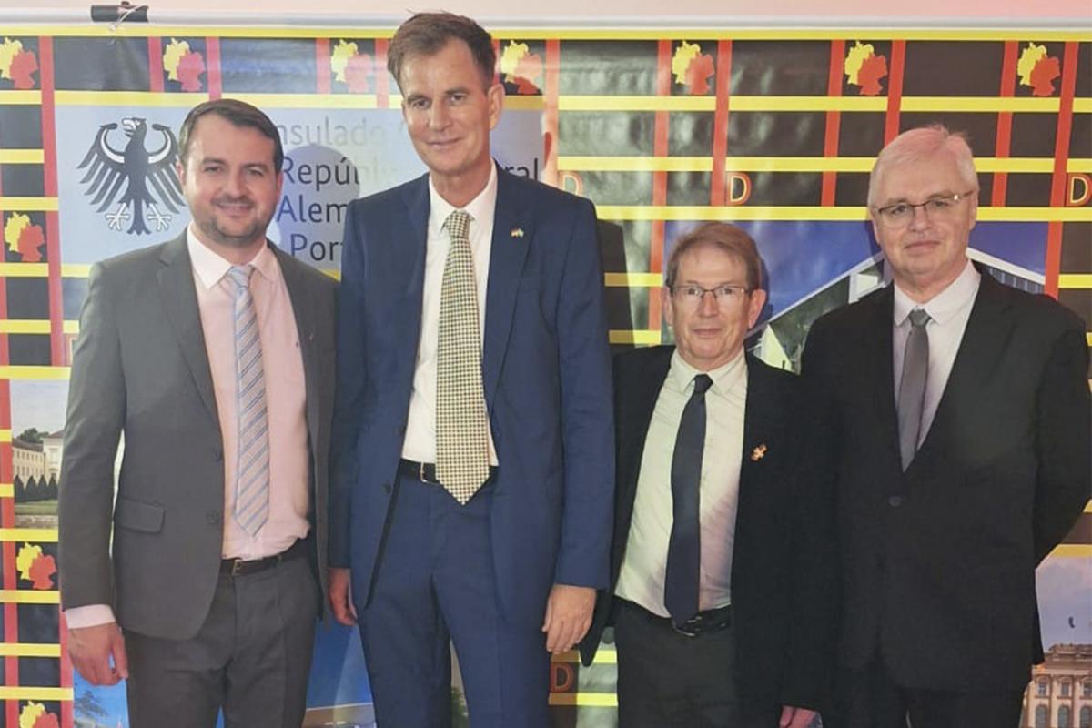 Jerri, Juarez e João Luiz com o Consul da Alemanha, Marc Bogdan, em evento na Sogipa, comemorando a reunificação da Alemanha