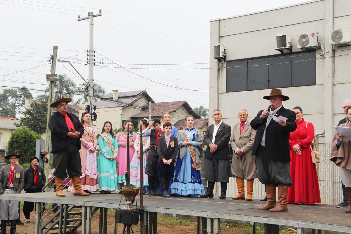 Tradicionalistas prestigiaram a cerimônia na manhã de domingo