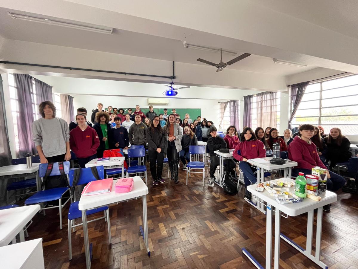 Alunos com a nutricionista Susane Dietrich