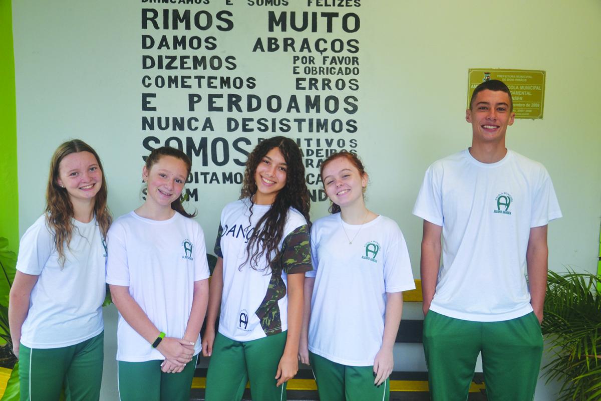 Luísa, Nathália, Fernanda, Manuela e Willian formam no novo grêmio estudantil