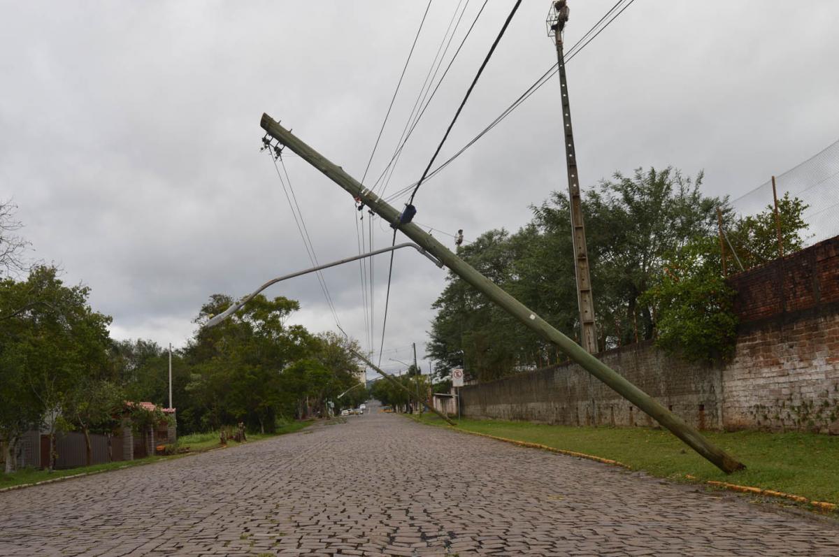 Postes ficaram suspensos pelos fios na Av. Porto Alegre