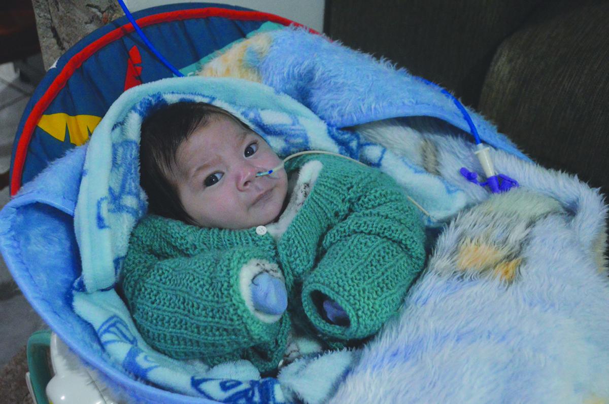 Raví nasceu no dia 18 de março, com asfixia neonatal grave, e necessita de cuidados especiais