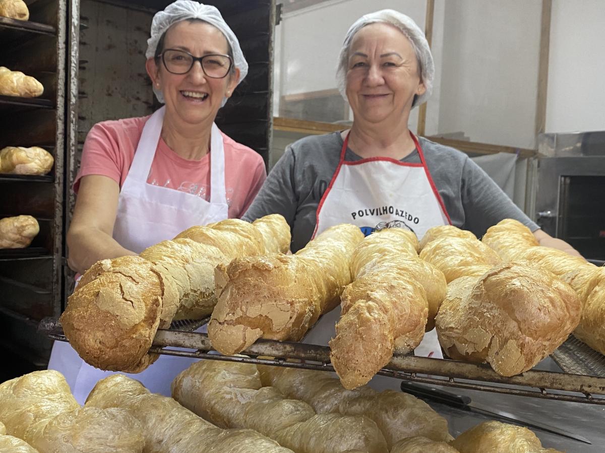 Marlene e Lurdes se encarregam da produção de roscas que fazem parte do café