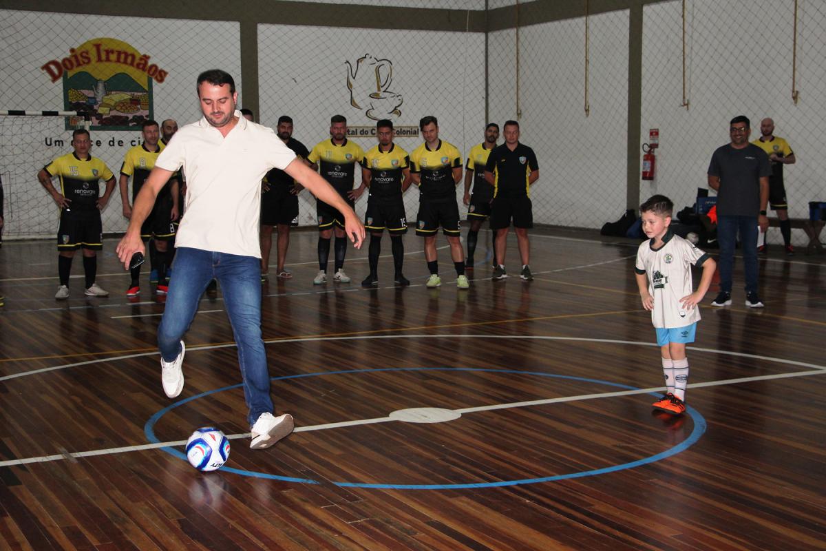 Ao lado do garoto Lorenzo, filho do jogador Willian, do Green, prefeito Jerri deu o pontapé inicial da competição