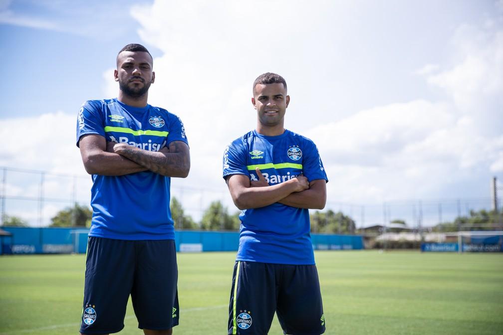 Leonardo Gomes e Alisson são modelos nos novos uniformes de treino (Fonte: ge)