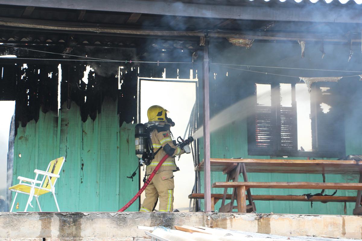 Bombeiros atuaram no combate às chamas