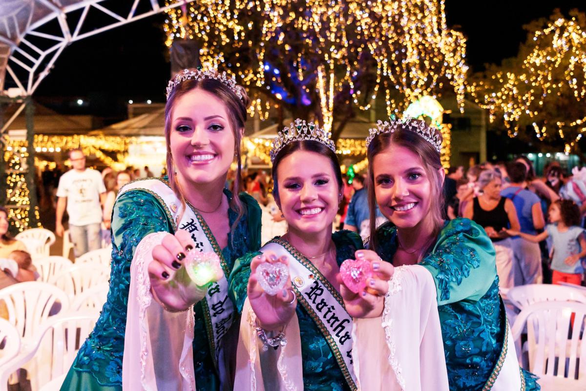 Laura Nienow, Maria Cecília Loch e Laura Rübenich Klein são as atuais Soberanas (Divulgação / Natal dos Anjos)