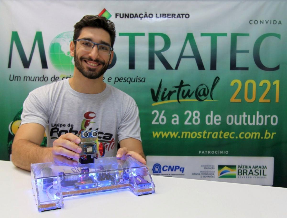 Augusto Mombach, Coordenador da Robótica Liberato, com um dos robôs que estarão no desafio