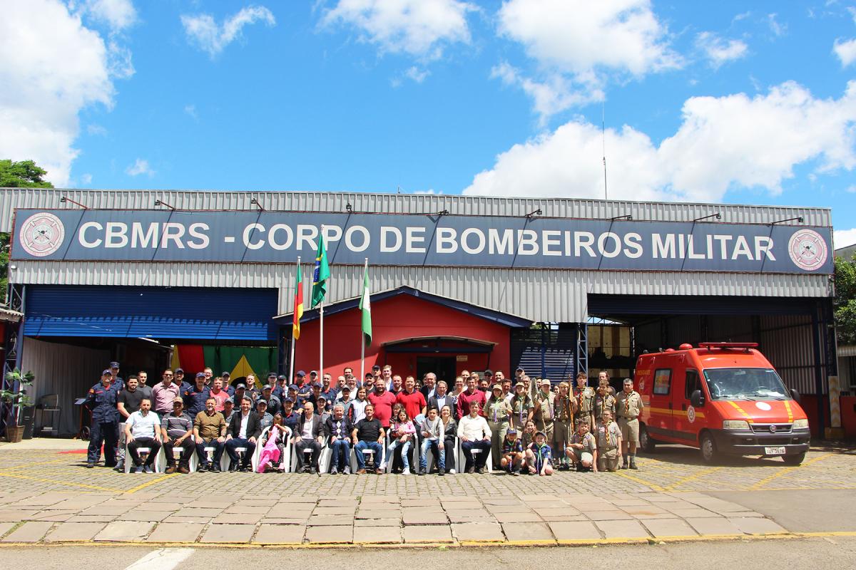 Comemoração contou com bombeiros militares e voluntários, autoridades e comunidade